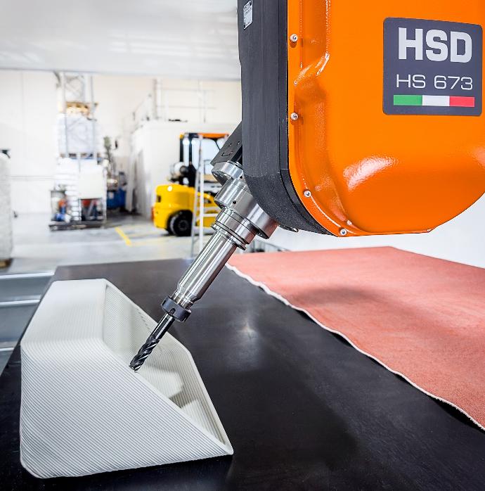 5-Axis Milling Head HS673 with a milling tools
